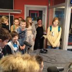 Realizatorka dzwięku i uczniowie w studiu radiowym