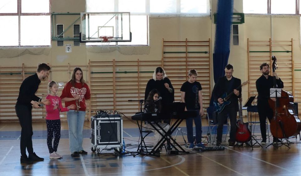 Zespół muzyczny z uczniami
