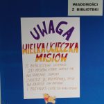 Na niebieskim tle pod napisem „wiadomości z biblioteki” wisi plakat informujący o ucieczce znanych misiów z biblioteki. Pod plakatem znajduje się rysunek Kubusia Puchatka z numerem „1”.