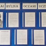 Na niebieskiej tablicy po lewej stronie widać portret Michała byliny i szkic sylwetki konia wykonane ołówkiem. Na tablicy umieszone zostały wypowiedzi pisemne uczniów na temat patrona szkoły.