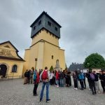 Uczniowie pozują do zdjęcia na tle kaplicy