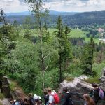 Uczniowie wspinają się po schodach wśród skał