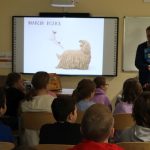 Uczniowie słuchają i oglądają prezentację