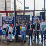 Laureaci konkursów oraz ich rodziny w oczekiwaniu na wręczenie dyplomów i nagród