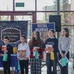Laureaci konkursów oraz ich rodziny w oczekiwaniu na wręczenie dyplomów i nagród