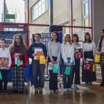 Laureaci Dzielnicowego Konkursu Plastycznego "Miś Ursynek Olimpijczykiem" w kategorii klas 1 - 8.