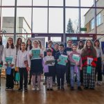 Laureaci Dzielnicowego Konkursu Plastycznego "Miś Ursynek Olimpijczykiem" w kategorii klas 1 - 8.