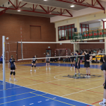 Grupa uczniów gra w siatkówkę