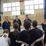 Grupa uczniów gra w siatkówkę