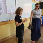 Nauczycielka i uczennica przy tablicy podczas pracy warsztatowej w klasie
