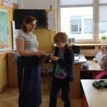 Nauczycielka i uczennica przy tablicy podczas pracy warsztatowej w klasie