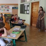Nauczycielka podczas pracy warsztatowej w klasie