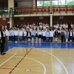 Uczniowie występują w strojach galowych na apelu