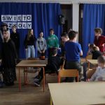Uczniowie biorą udział w warsztatach malarskich