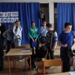 Uczniowie biorą udział w warsztatach malarskich