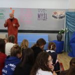 Uczniowie biorą udział w warsztatach malarskich