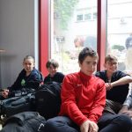 Uczniowie biorą udział w warsztatach malarskich
