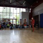 Uczniowie biorą udział w warsztatach malarskich