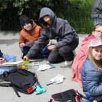 Uczniowie biorą udział w warsztatach malarskich