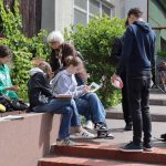 Uczniowie biorą udział w warsztatach malarskich