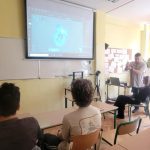 Nauczyciel prowadzi lekcję informatyki, pokazując obraz na projektorze