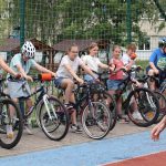 Uczniowie w kaskach jeżdżą na rowerze