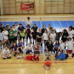 Grupa uczniów w strojach sportowych w hali sportowej