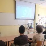 Nauczyciel prowadzi lekcję informatyki, pokazując obraz na projektorze