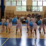 Uczniowie tańcząo podczas uroczystości zakończenia roku szkolnego