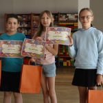 Uczniowie nagrodzeni w konkursach odbierają nagrody i dyplomy