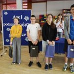 Grupa uczniów otrzymała dyplomy i nagrody za konkurs
