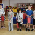 Grupa uczniów otrzymała dyplomy i nagrody za konkurs