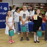 Grupa uczniów otrzymała dyplomy i nagrody za konkurs