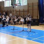 Uczniowie ubrani na galowo podczas uroczystości zakończenia roku szkolnego