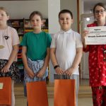 Uczniowie nagrodzeni w konkursach odbierają nagrody i dyplomy