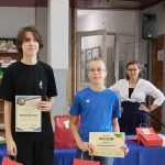 Grupa uczniów otrzymała dyplomy i nagrody za konkurs