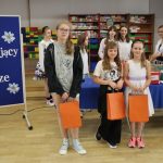 Grupa uczniów otrzymała dyplomy i nagrody za konkurs