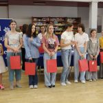 Grupa uczniów otrzymała dyplomy i nagrody za konkurs