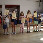 Uczniowie nagrodzeni w konkursach odbierają nagrody i dyplomy