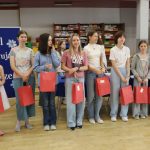 Grupa uczniów otrzymała dyplomy i nagrody za konkurs