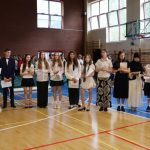 Uczniowie ubrani na galowo podczas uroczystości zakończenia roku szkolnego