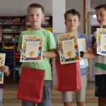 Uczniowie nagrodzeni w konkursach odbierają nagrody i dyplomy