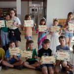 Uczniowie nagrodzeni w konkursach odbierają nagrody i dyplomy