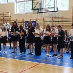 Uczniowie ubrani na galowo podczas uroczystości zakończenia roku szkolnego