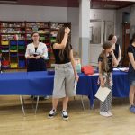 Grupa uczniów otrzymała dyplomy i nagrody za konkurs