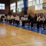 Uczniowie ubrani na galowo podczas uroczystości zakończenia roku szkolnego