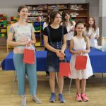 Grupa uczniów otrzymała dyplomy i nagrody za konkurs