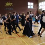 Uczniowie ubrani na galowo podczas uroczystości zakończenia roku szkolnego
