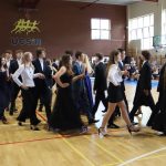 Uczniowie ubrani na galowo podczas uroczystości zakończenia roku szkolnego