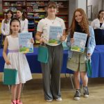 Grupa uczniów otrzymała dyplomy i nagrody za konkurs